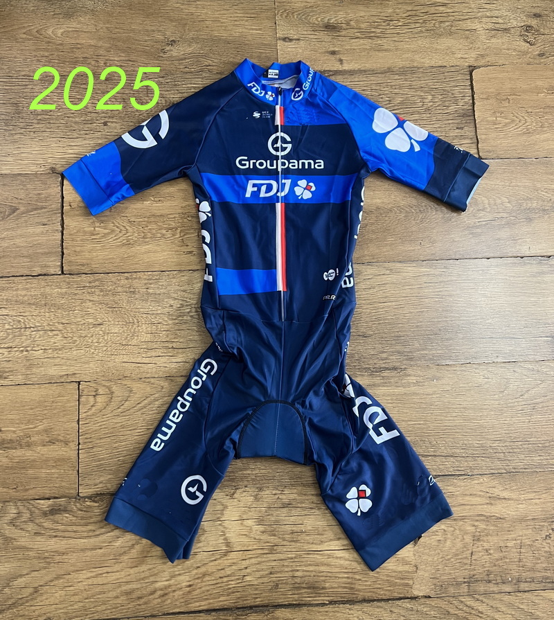 بدلة جلدية مقطوعة بالليزر 2026 - مراجعة Cycling Community وسعره